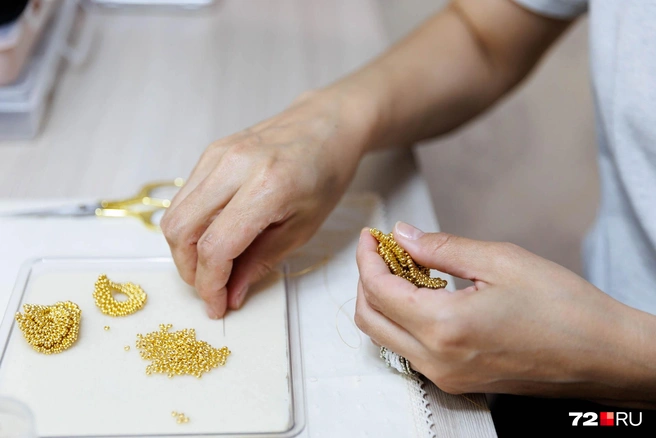 С первого взгляда на эти украшения можно не понять, что они из бисера. Переходите по ссылке, читайте историю Дины Амандыковой и убедитесь в этом сами | Источник: Ирина Шарова / 72.RU