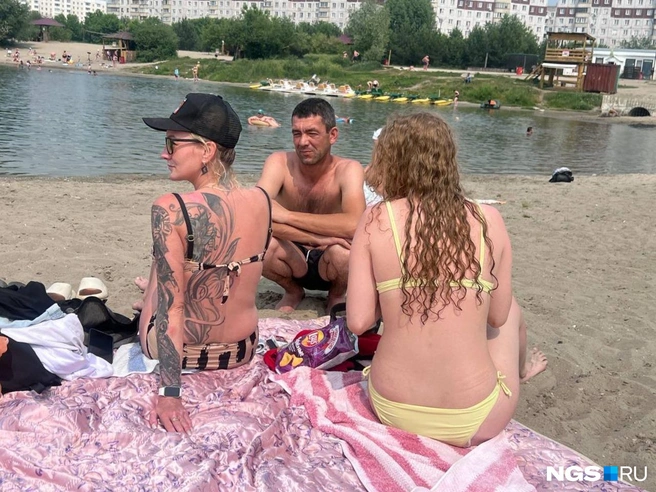 Для Александры (слева) вопрос «купаться или нет» не стоит: на улице слишком жарко | Источник: Анна Скок / NGS.ru