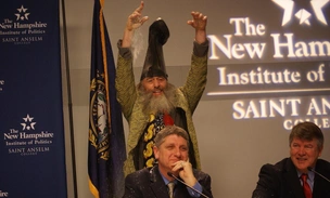 Тату на лице, сапог на голове: посмотрите на фото самых эксцентричных политиков