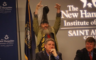 Тату на лице, сапог на голове: посмотрите на фото самых эксцентричных политиков