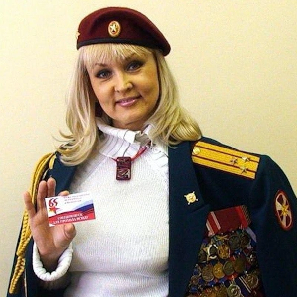 В полковничьем кителе супруга перед парадом в Хабаровске | Источник: Лилия Горбач / «Ярмарка мастеров»