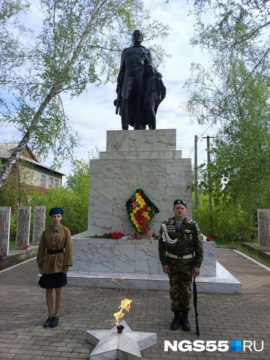 Рядом с открывшимся памятником установлен монумент солдатам Великой Отечественной войны | Источник: Сергей Энквист / NGS55.RU