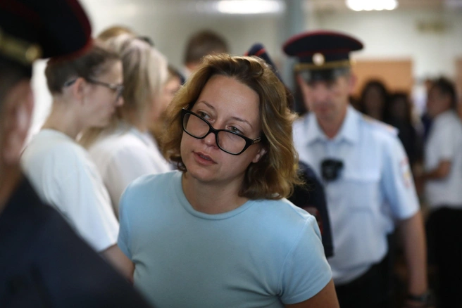 Подозреваемую завели в зал суда | Источник: Александр Ощепков / NGS.RU