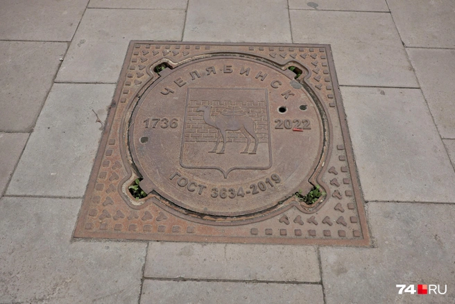 Для сравнения: так уложены люки в сквере на 40-летия Победы | Источник: Наталья Лапцевич