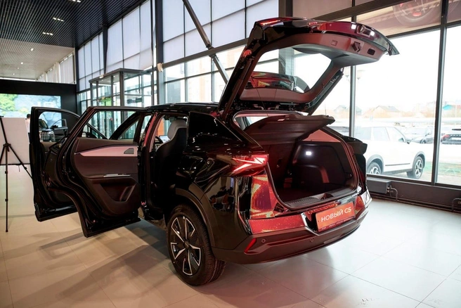 Фастбэк-кроссовер OMODA C5 одержал победу в XX национальной премии «Внедорожник года», став лучшим в категории «Компактные кроссоверы» в 2025 году | Источник: Татьяна Леонтьева / 29.RU