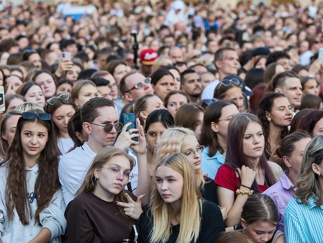 Вся площадь перед сценой была заполнена поклонниками | Источник: Александр Ощепков / NGS.RU
