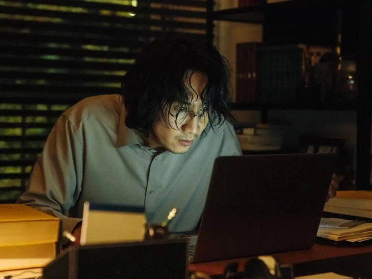 Ли Кван Су в роли Хан Сан Хуна | Источник: Кадр из дорамы «Карма»