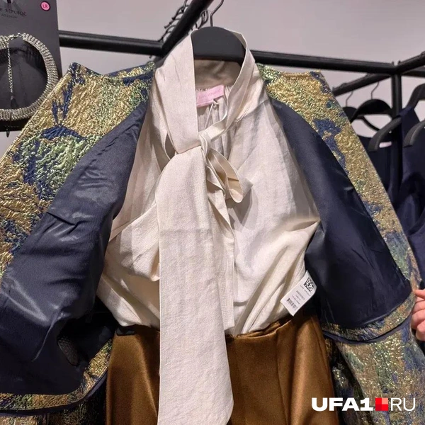 Блузка с пиджаком&nbsp;— база, но какая… | Источник: Булат Салихов / UFA1.RU