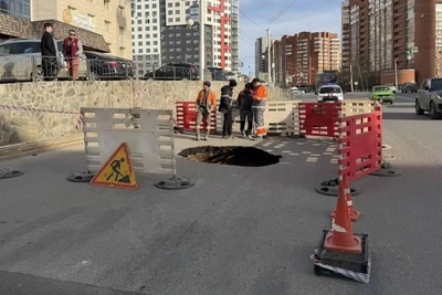 Возле ТЦ «Иремель» в Уфе появилась большая яма