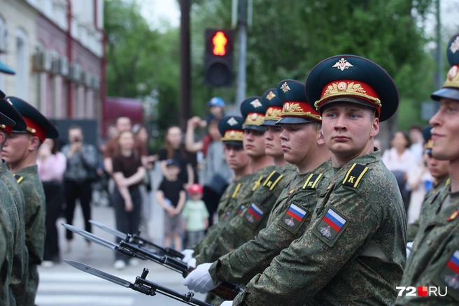 Всегда интересно наблюдать за лицами военных, которые словно замирают, когда маршируют  | Источник: Ирина Шарова/ 72.RU