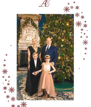 Блеск и роскошь: княгиня Шарлен вместе с мужем и детьми представила рождественскую открытку