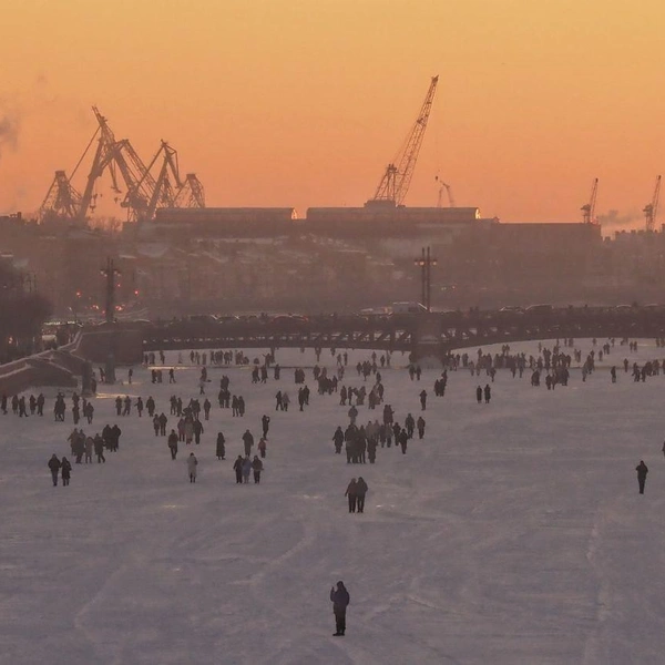Мало кто видел такие толпы гуляющих по льду Невы