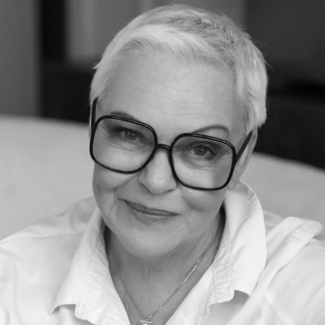 Елена Новоселова&nbsp;— член Российской психотерапевтической лиги с опытом практики более 30 лет, эксперт по эмоциональному интеллекту, создатель школы психологии «Менталис», автор книг, коммуникационных тренингов и тренингов личностного роста, радиоведущая «Серебряного Дождя» | Источник: Psychologies