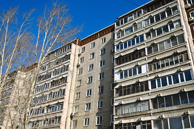 Дом по улице Сыромолотова, 9 считался эталонным, так как в нем много двух- и трехкомнатных квартир, вместо балконов просторные лоджии, да и метраж самих квартир больше, чем в стандартных «панельках» | Источник: Максим Воробьев
