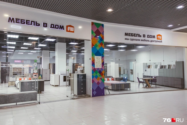Сразу после эскалатора гостей встречает мебельный магазин | Источник: Артем Бауман / 76.RU