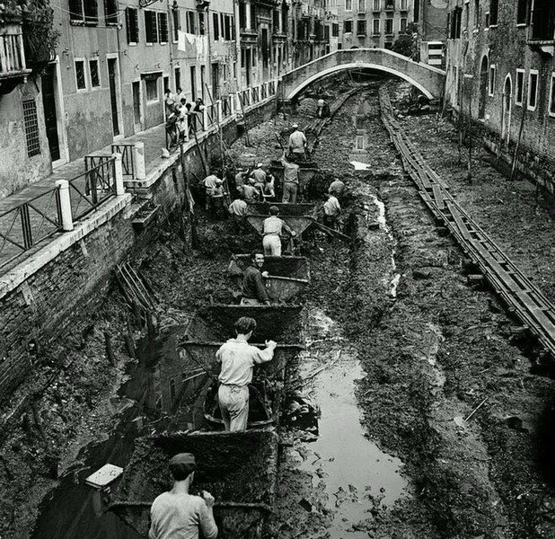 Как убирают каналы в Венеции