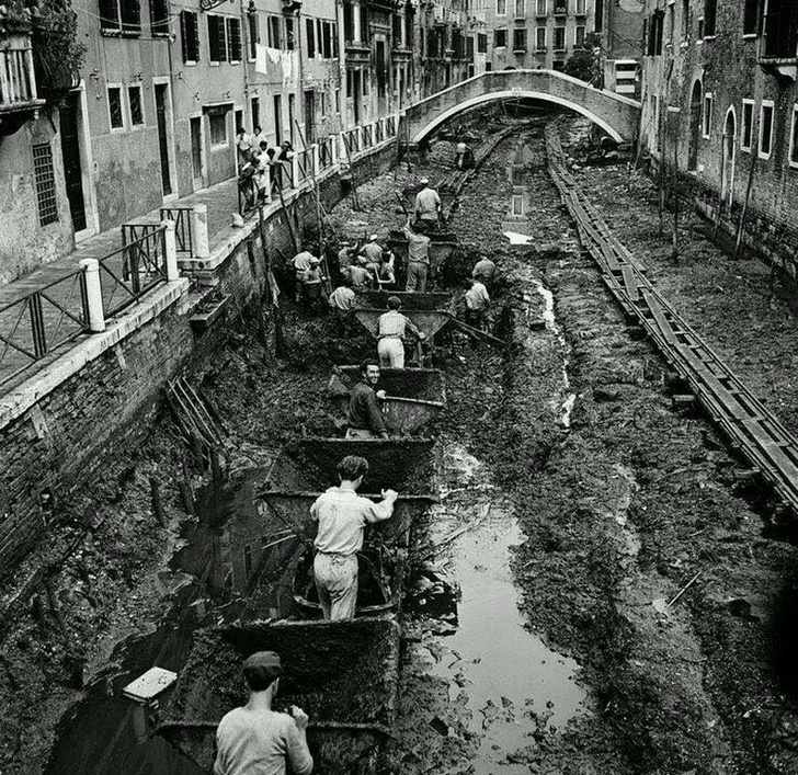 Фото №1 - Как убирают каналы в Венеции