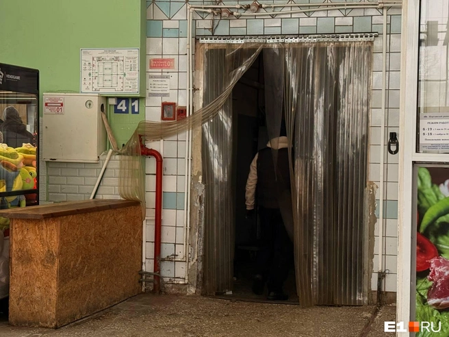 Такие пленочные занавески служат для разделения зон | Источник: Дарья Костомина / E1.RU