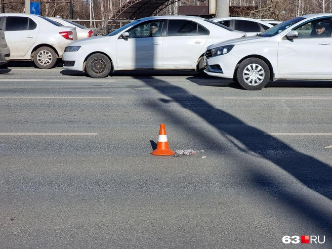 С места ДТП пострадавшего увезли на скорой | Источник: Роман Данилкин / 63.RU