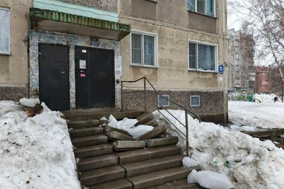Льдины с крыши повредили ступеньки пятиэтажки в Новосибирске