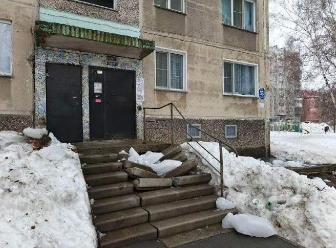 Так выглядит вход в подъезд на улице Доватора, 33 | Источник: Елена
