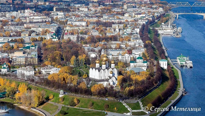 Город будто укутался в длинный теплый шарф из деревьев | Источник: Сергей Метелица
