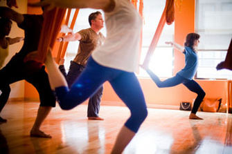 На первый взгляд, позы AntiGravity Yoga имеют мало общего с традиционными асанами, но так же приводят в гармонию тело и душу.