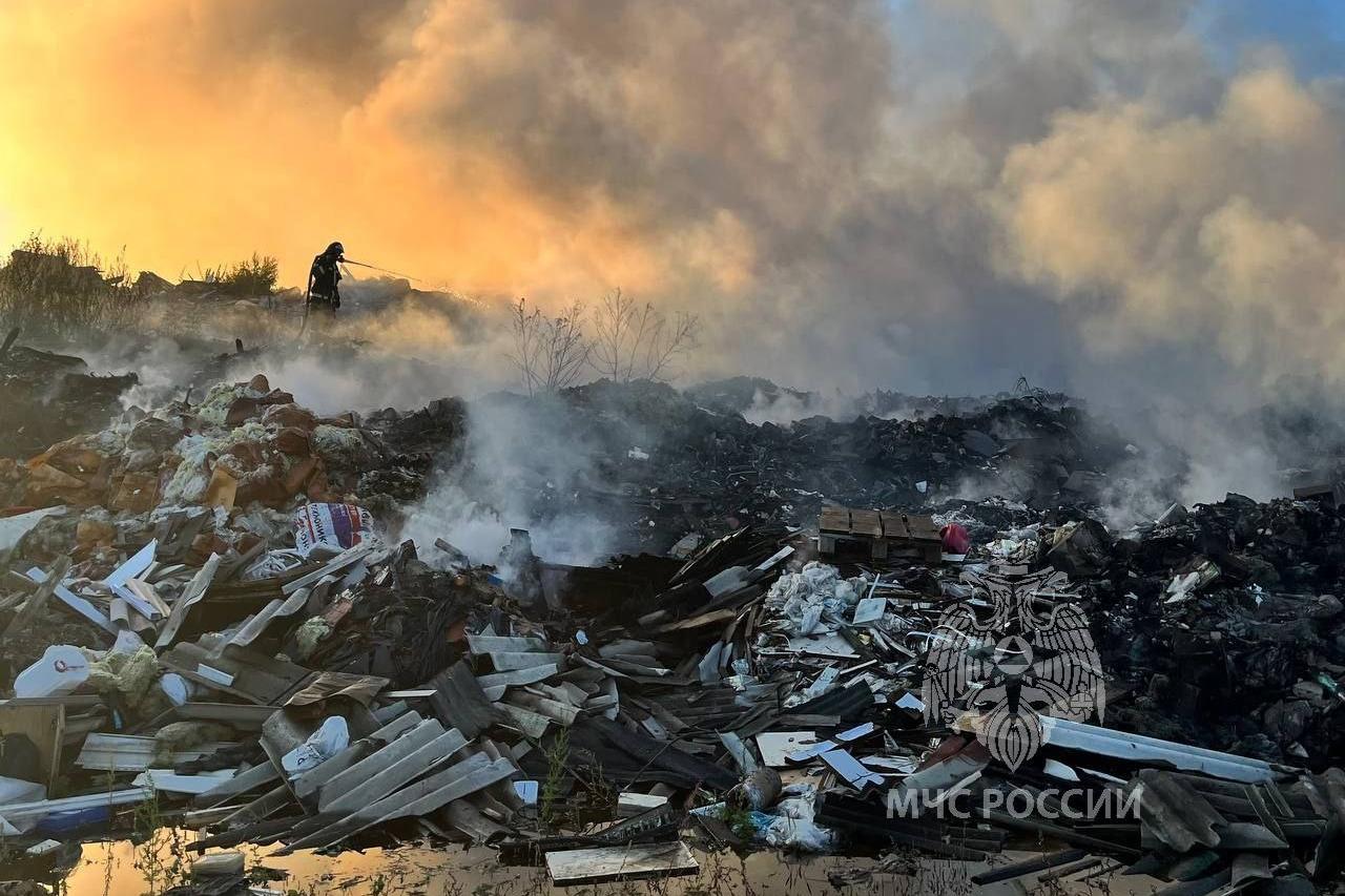 Между Есаулово и Ермолаево горит мусорный полигон на полторы тысячи  квадратов - 24 августа 2023 - НГС24.ру