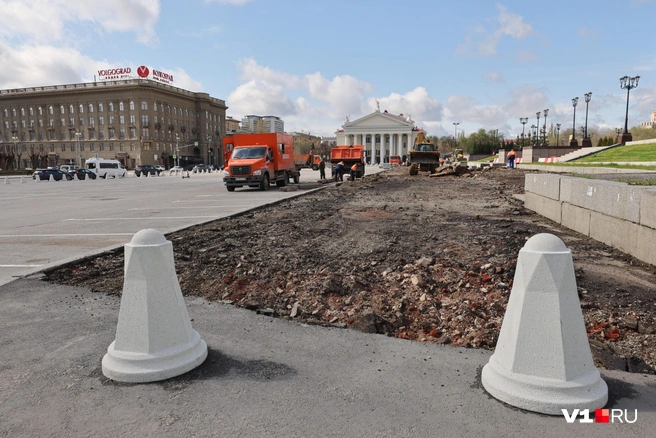 Ограничители по-прежнему окружают бывшую парковку | Источник: Алексей Волхонский / V1.RU