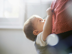 Как отучить ребенка от рук: инструкция для измученных мам