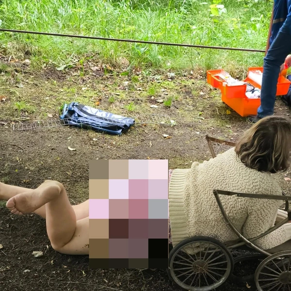 От дома женщину довезли на подобии коляски | Источник: ГБУ ЯО «Пожарно-спасательная служба ЯО» / vk.com