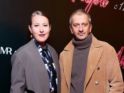 Собчак и Богомолов в фэмили-луке, бывший Асмус с новой девушкой, уютная Толстоганова: премьера «Анора»