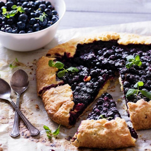 Ягодный пирог без запеканияЭтот пирог с ягодами и желатином — один из тех, которые готовятся без вашего участия. Нужно просто поставить пирог в холодильник, а в конце украсить взбитыми сливками.Полный рецепт ягодного пирога без запекания читайте по ссылке.