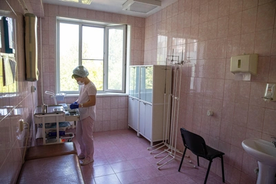 В кузбасских роддомах нашли нехватку оборудования и нарушения