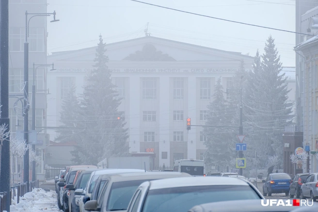 Здание университета скрыто в тумане | Источник: Булат Салихов / UFA1.RU