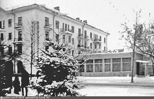 Кафе «Огонек» в 1980-е годы, вид с улицы Гоголя от почтамта | Источник: Старый Курган / Е. Налимова