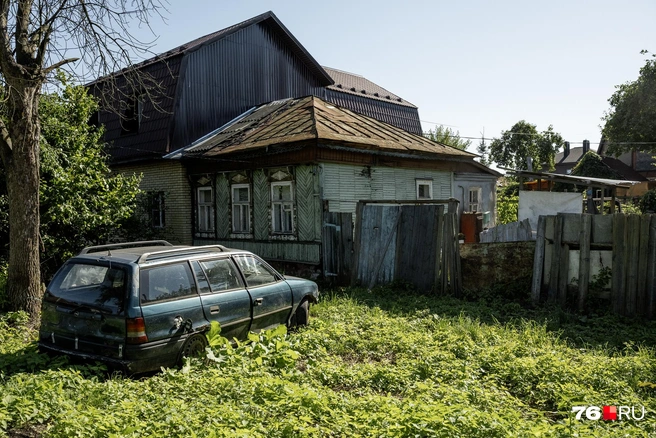 Возле многих участков можно увидеть брошенные автомобили | Источник: Александр Куренной / 76.RU