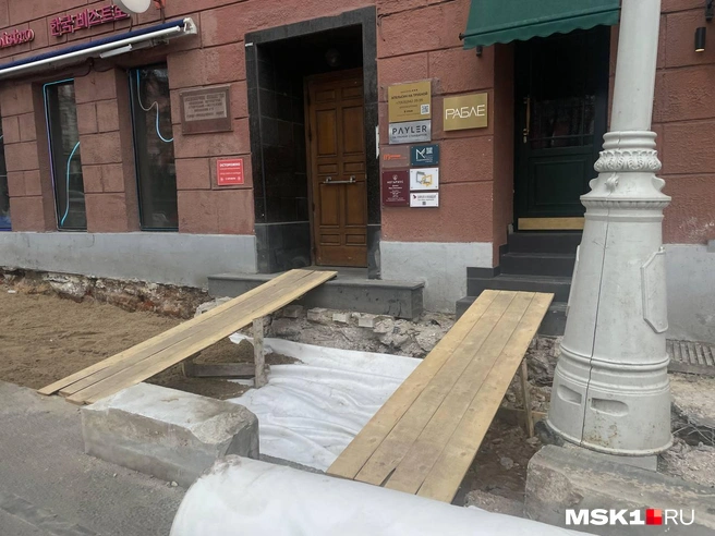 В рестораны на Петровском бульваре можно пройти теперь только по таким дорожкам | Источник: Екатерина Фадеева / MSK1.RU