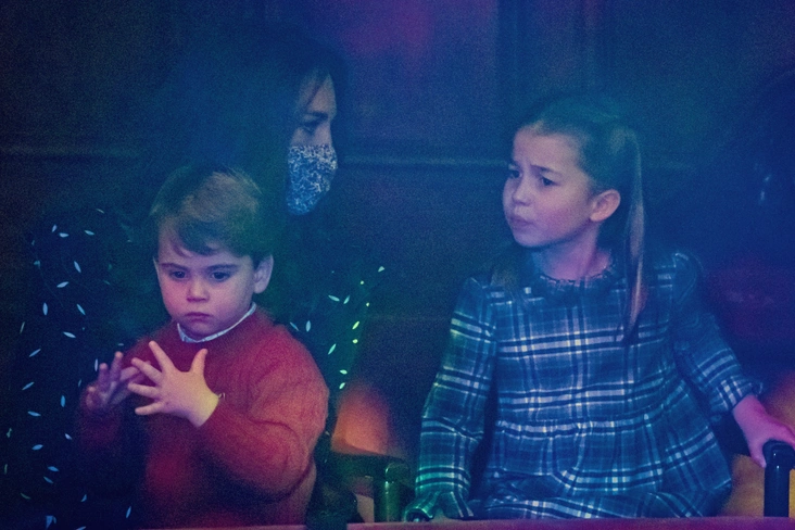 Герцогиня Кэтрин, принцесса Шарлотта и принц Луи во время благотворительного представления Pantoland в театре London Palladium, 11 декабря 2020 год