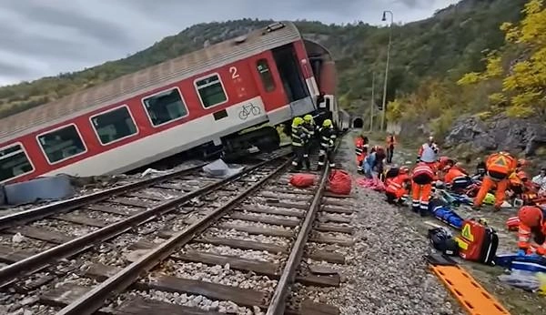 Два экспресса столкнулись в Словакии. Пострадавших больше двадцати человек | Источник: скриншот видео портал Dennik N
