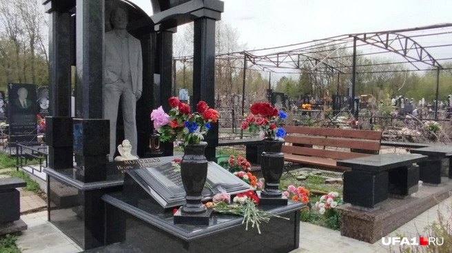 Могила криминального авторитета в Уфе | Источник: Антон Селиверстов / UFA1.RU