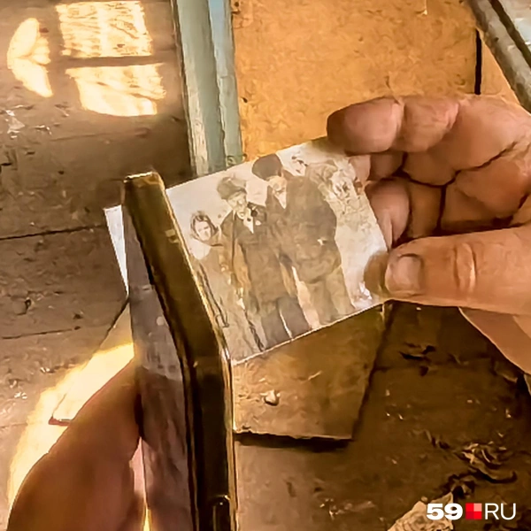 На другом окне видим старые фото — кто на них, неизвестно | Источник: Василина Любимова / 59.RU