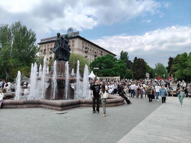У фонтана «Искусство» было особенно многолюдно | Источник: Мария Умнова / V1.RU