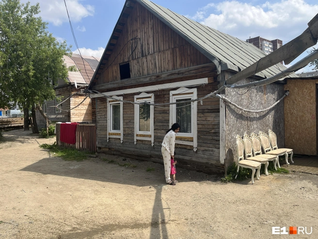 Цыгане поселились на участке много лет назад | Источник: Анастасия Якупова / E1.RU