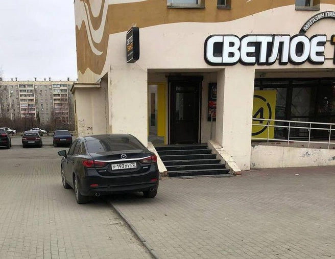 Улица Академика Королева, 10. Нам уже присылали снимки от этой пивнушки, которая привлекает ленивых водителей. Хорошо обозначенная парковка&nbsp;— буквально в 10 метрах | Источник: читатель 74.RU