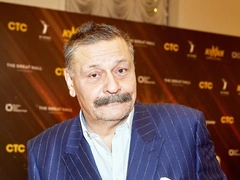 Не пришел на похороны бывшей жены, сбил человека. Скандалы Дмитрия Назарова