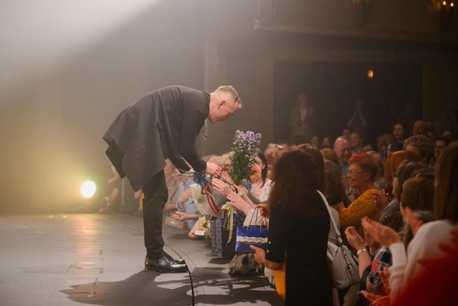 На каждый спектакль поклонники приходят с цветами и подарками | Источник: Никита Чунтомов