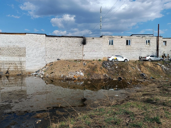 Кладбище находится среди грязного водоема и гаражей | Источник: Кристина Калинина / NN.RU