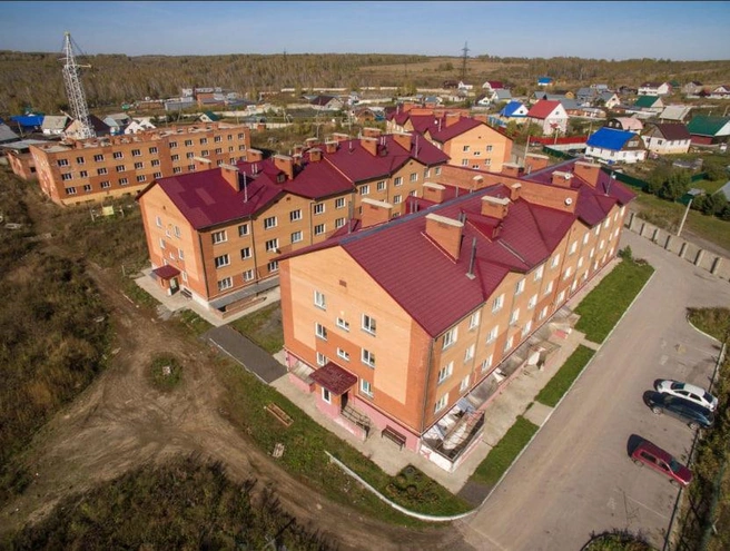 В микрорайоне ввели в эксплуатацию только три дома, еще два почти достроены и для двух только вырыли котлованы | Источник: N1.ru