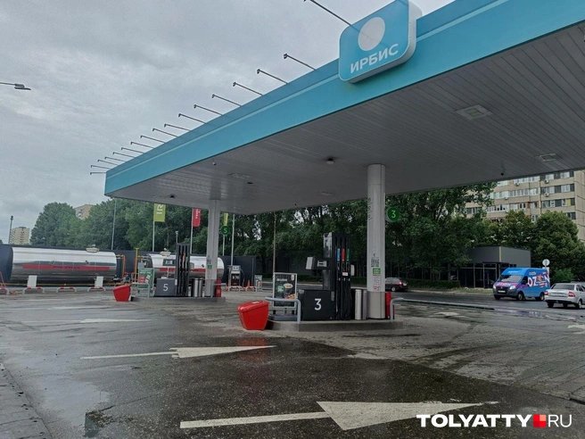 Автомобили ехали мимо АЗС | Источник: Юлия Дроглева / Tolyatty.ru